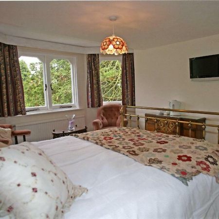 West End Lodge Esher Bagian luar foto