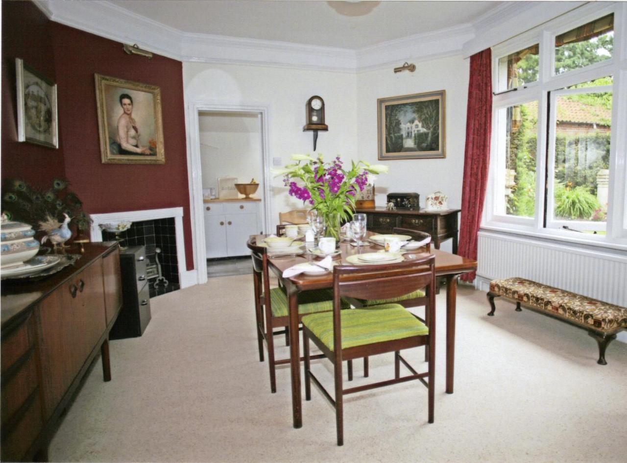 West End Lodge Esher Bagian luar foto