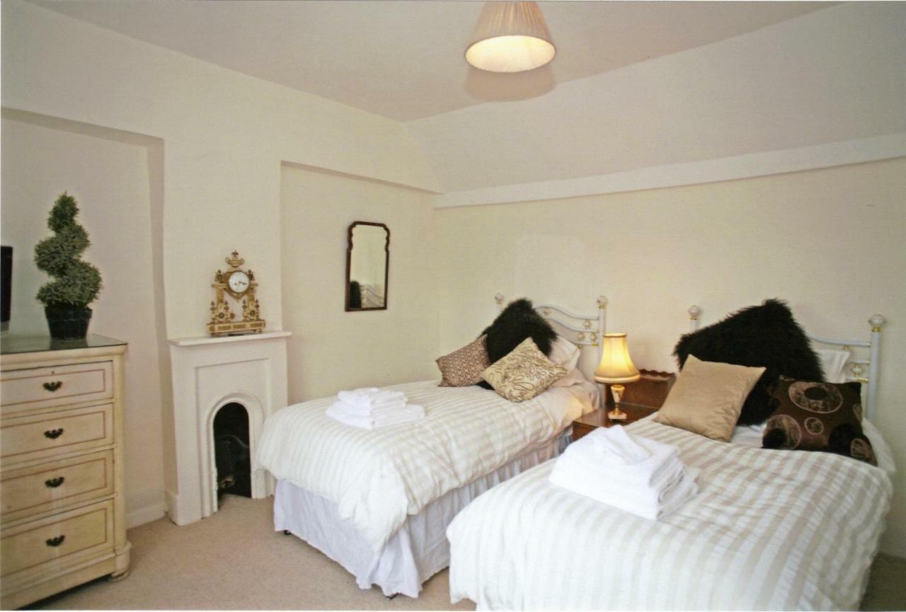 West End Lodge Esher Bagian luar foto