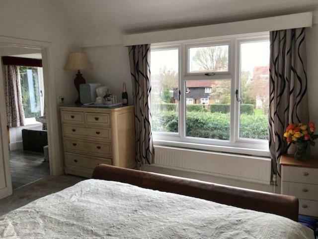West End Lodge Esher Bagian luar foto